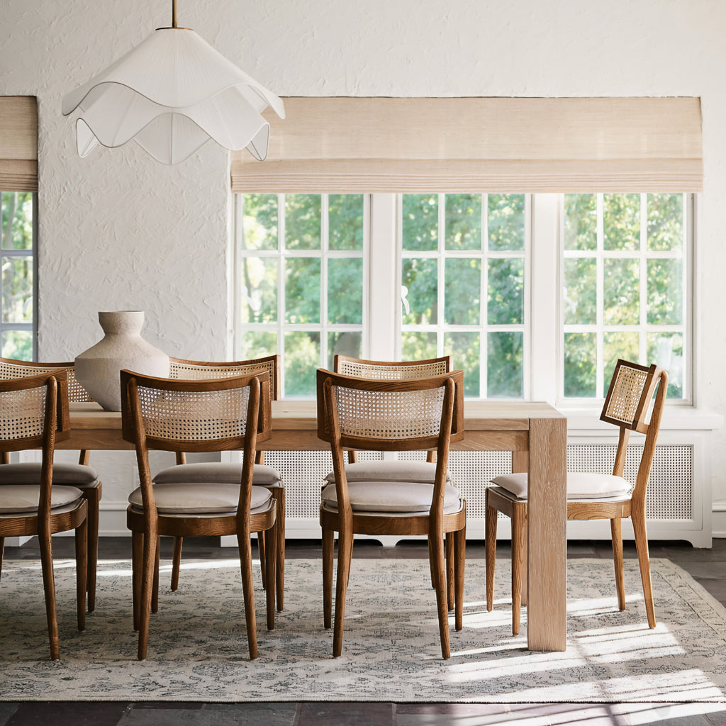 THE ONE × Libby — Esszimmerstuhl aus hellbraunem Holz und natürlichem Korbgeflecht
