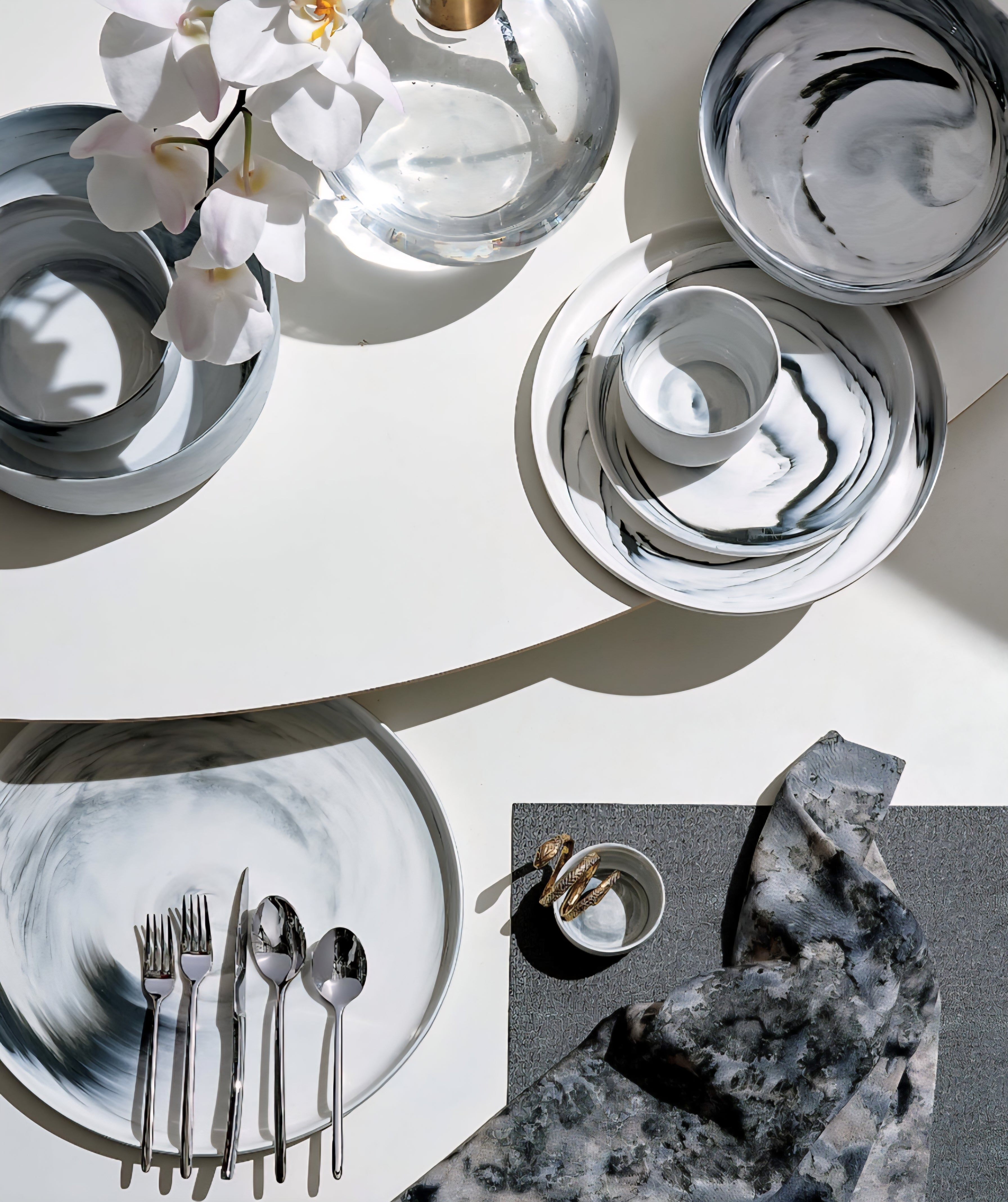 THE ONE × Swirl — Black and White Serving Bowl