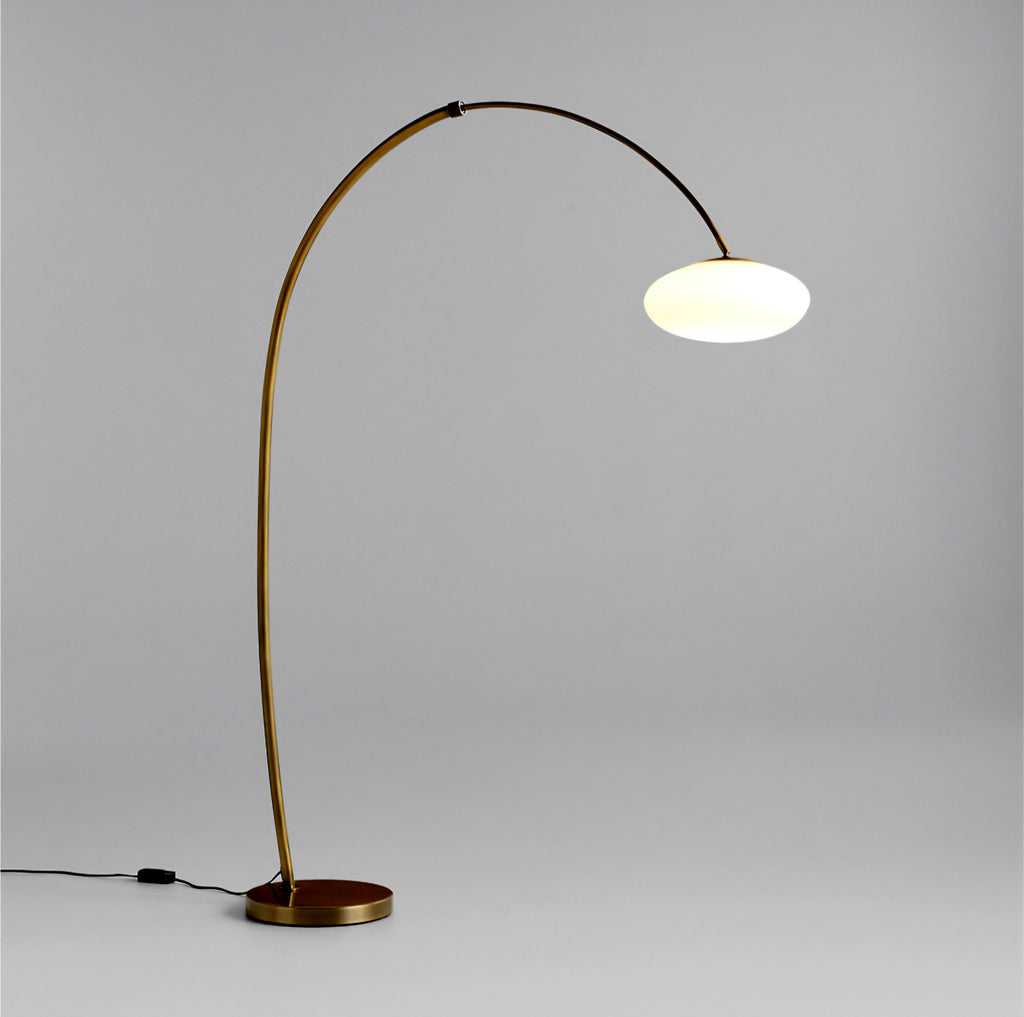 THE ONE × Moon — Lampadaire en laiton en forme d’arche avec abat-jour en verre