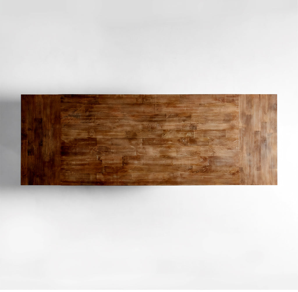 THE ONE × Basque — Table à manger en bois massif brun clair vieilli