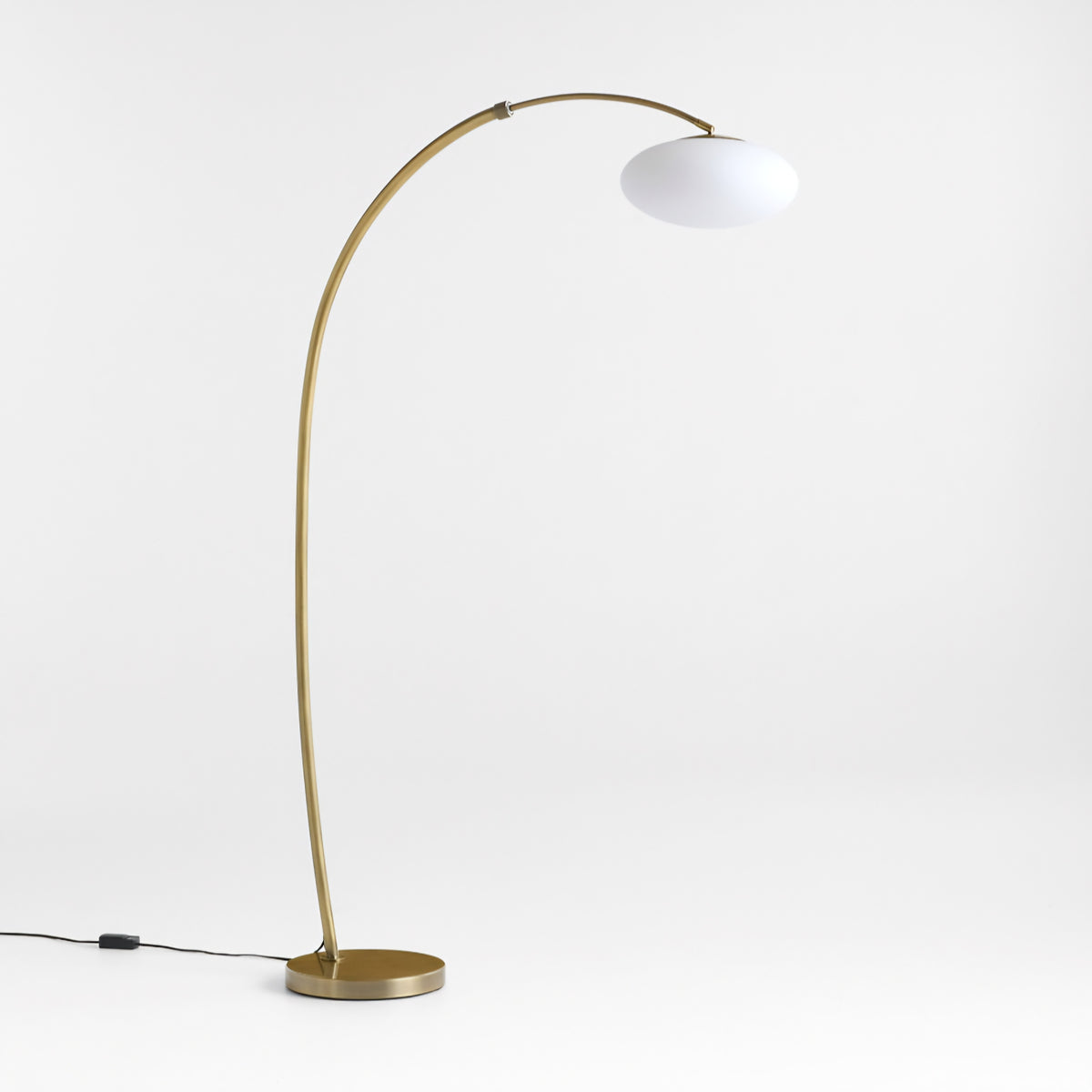 THE ONE × Moon — Lampadaire en laiton en forme d’arche avec abat-jour en verre