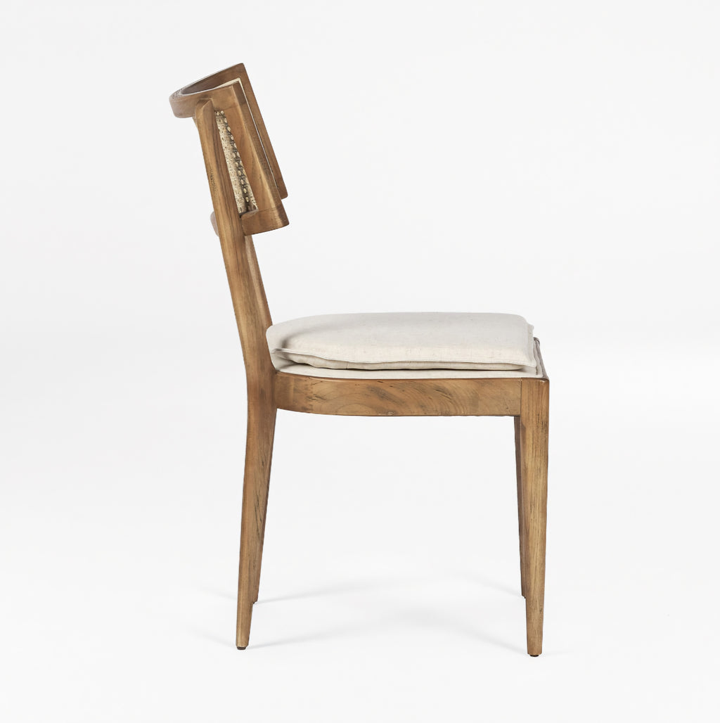 THE ONE × Libby — Esszimmerstuhl aus hellbraunem Holz und natürlichem Korbgeflecht