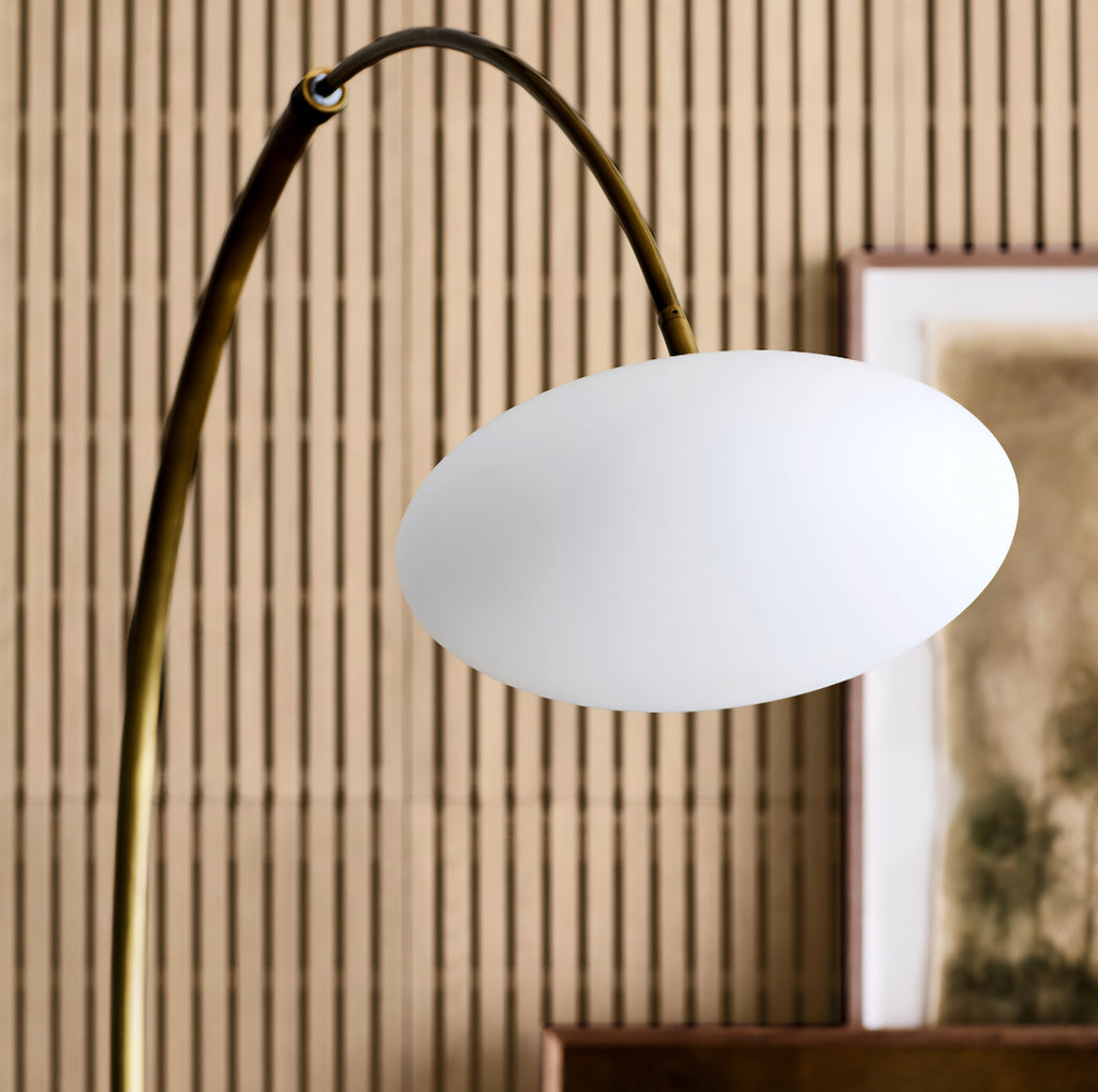 THE ONE × Moon — Lampadaire en laiton en forme d’arche avec abat-jour en verre