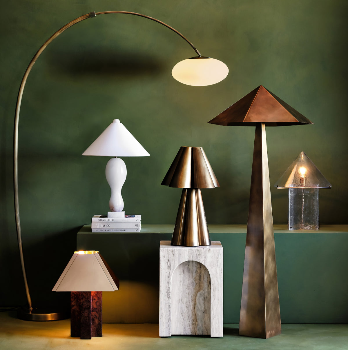 THE ONE × Moon — Lampadaire en laiton en forme d’arche avec abat-jour en verre