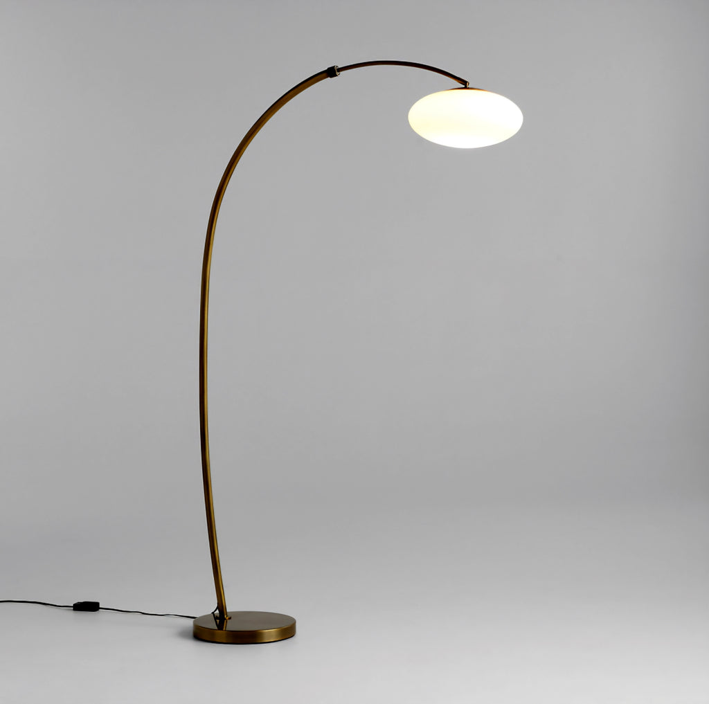 THE ONE × Moon — Lampadaire en laiton en forme d’arche avec abat-jour en verre