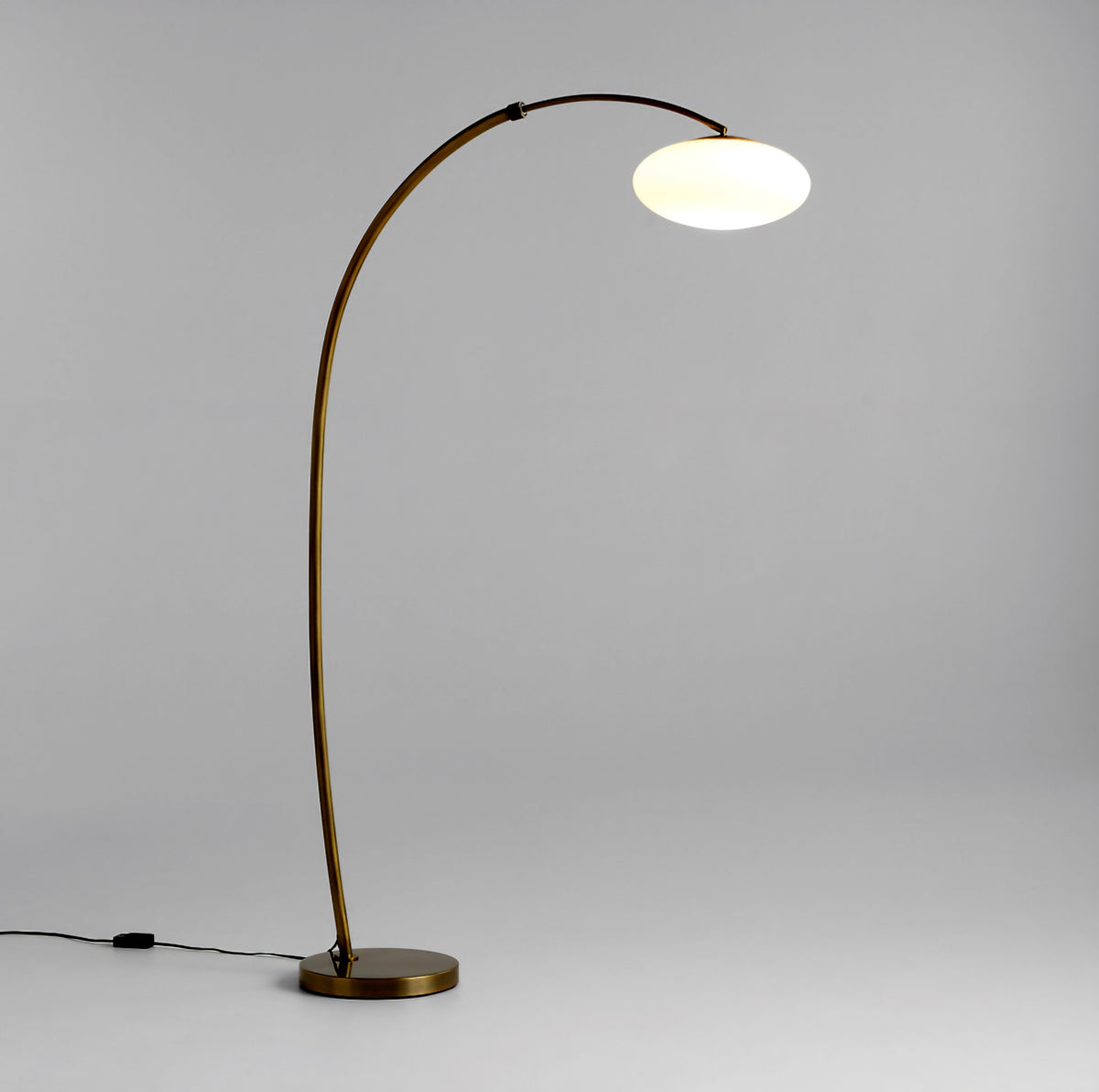 THE ONE × Moon — Lampadaire en laiton en forme d’arche avec abat-jour en verre