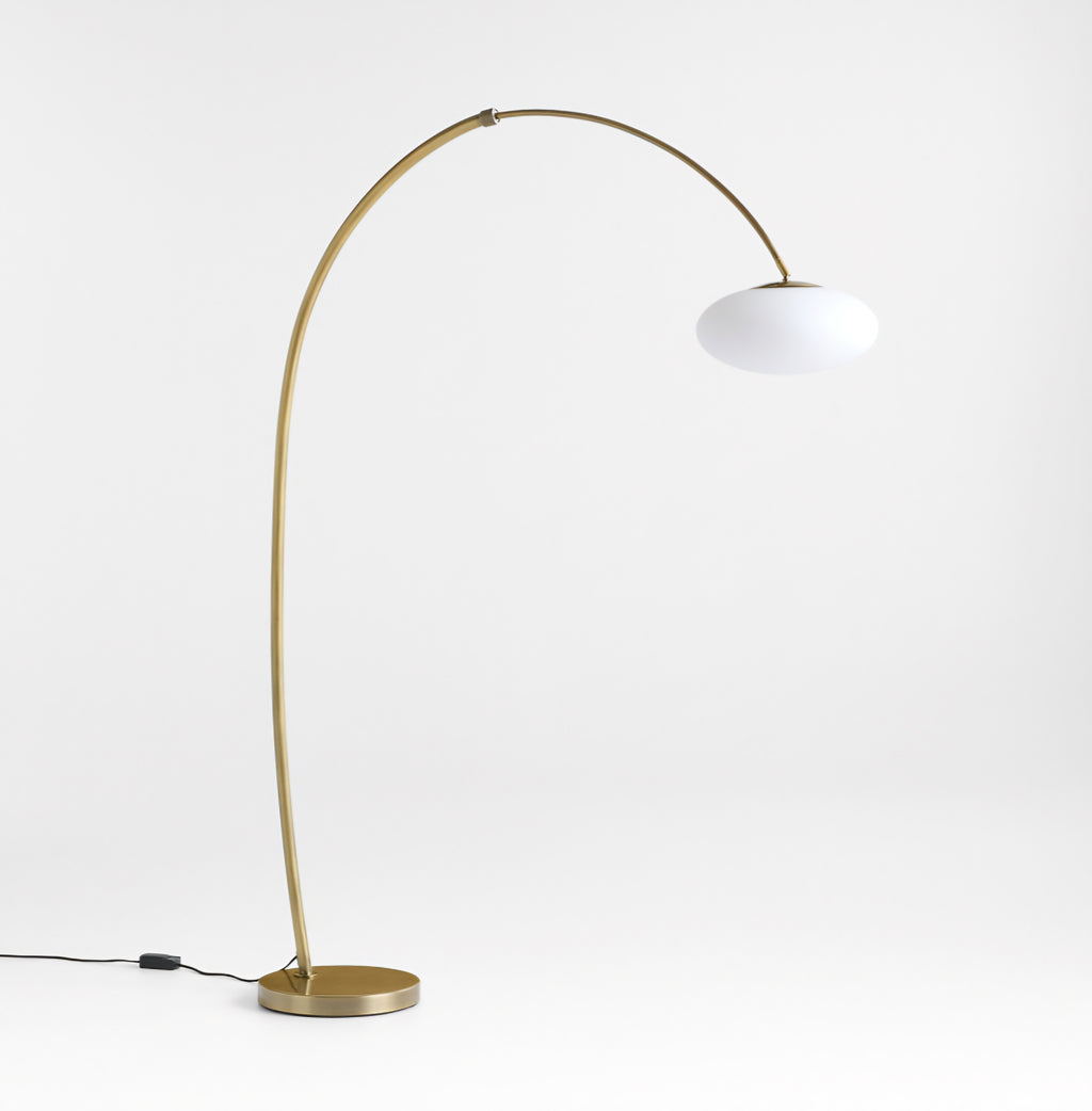 THE ONE × Moon — Lampadaire en laiton en forme d’arche avec abat-jour en verre